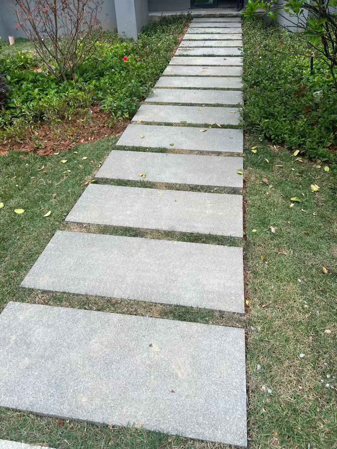 那曲 芝麻黑小区踏步、汀步石铺装效果